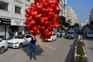 Uyanık girişimcinin kalpli balonları yok sattı