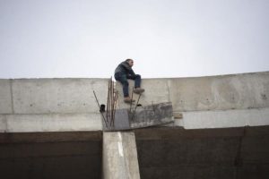 9 katlı hastane inşaatında intihara kalkıştı