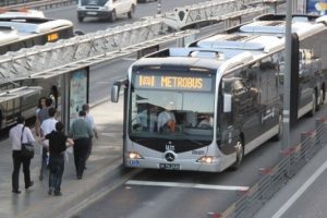 İstanbul'da metrob&uuml;se binenlere k&ouml;t&uuml; haber