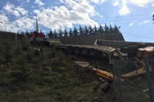 İş makinesi y&uuml;kl&uuml; TIR şarampole yuvarlandı