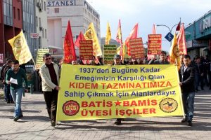 Bursa'da iş&ccedil;iler kıdem tazminatı i&ccedil;in y&uuml;r&uuml;d&uuml;
