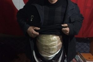 V&uuml;cuduna sardığı eroinle yakalandı