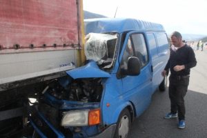 S&uuml;r&uuml;c&uuml; uyuyunca minib&uuml;s TIR'ın altına girdi