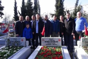 Sevgililer G&uuml;n&uuml;'nde şehit d&uuml;şen arkadaşlarına koştular