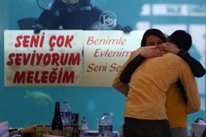 Bursa'da "balık adam"ın getirdiği mesajla evlenme teklifi etti