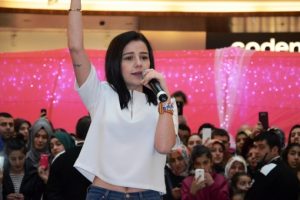 Merve &Ouml;zbey hayranlarıyla buluştu