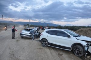 Bursa'da iki otomobil &ccedil;arpıştı: 1 &ouml;l&uuml;, 4 yaralı
