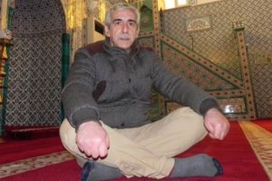 Hapis cezasının son g&uuml;nlerini camide temizlik yaparak ge&ccedil;iriyor