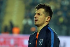 Emre Bel&ouml;zoğlu'na k&uuml;f&uuml;rl&uuml; tepki