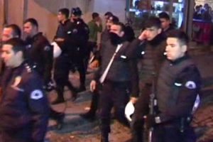 Polise saldırmak isteyen ter&ouml;r yandaşlarını vatandaşlar kovaladı