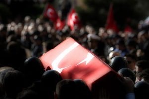İnsan ka&ccedil;ak&ccedil;ılarına m&uuml;dahale eden asker şehit oldu