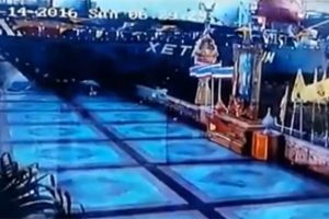 D&uuml;meni kilitlenen gemi kıyıya girdi