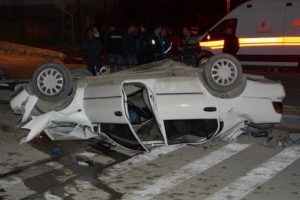 Otomobil aydınlatma direğine &ccedil;arptı: 1 &ouml;l&uuml;, 1 yaralı