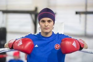 Şampiyon boks&ouml;r ringe d&ouml;nd&uuml;