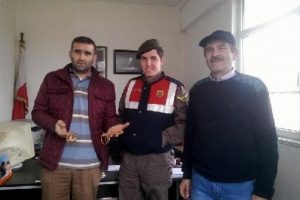 Yolda bulduğu &ccedil;anta ve altınları jandarmaya teslim etti