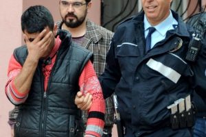 Eşinin d&ouml;v&uuml;p evde rehin tuttuğu kadını polis kurtardı