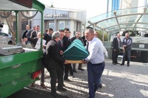 &Ccedil;alıştığı plazanın terasından d&uuml;şerek can verdi