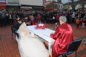 Cadde ortasında nikah kıydılar