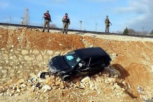 Otomobil şarampole yuvarlandı, gen&ccedil; &ouml;ğretmen &ouml;ld&uuml;
