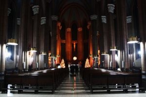Kilise borcunu dua ederek &ouml;deyecek!