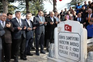 Efsane g&uuml;reş&ccedil;i H&uuml;seyin Akbaş mezarı başında anıldı
