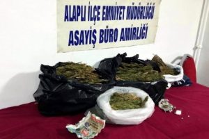 Polisin 'dur' ihtarına uymadı, otomobilinden uyuşturucu &ccedil;ıktı