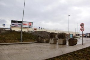 Alışveriş merkezinin bağlantı yolu kapatıldı