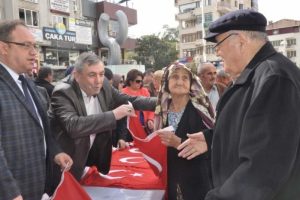Şehitler i&ccedil;in 3 bin T&uuml;rk bayrağı dağıtıldı