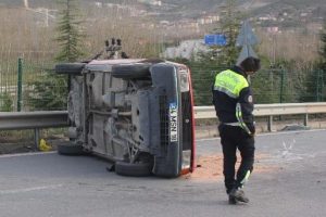 Otomobil takla attı: 3 yaralı