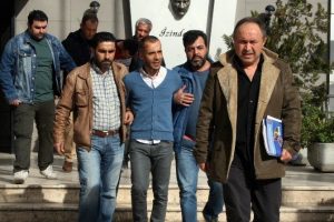 Bursa'da lastiklerine ateş edilerek yakalanan altın hırsızları tutuklandı