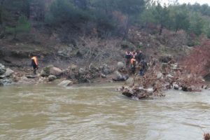 Manisa'da &ccedil;aya atlayıp intihar etti