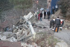 Kamyonet gecekondunun &ccedil;atısına &ccedil;arpıp, metrelerce aşağı u&ccedil;tu