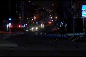 Polise silah doğrultan g&ouml;stericilere anında m&uuml;dahale