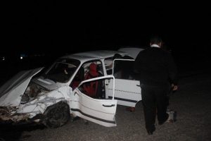Otomobiller kafa kafaya &ccedil;arpıştı: 8 yaralı