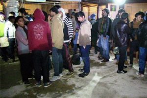 Fırtınaya aldırmayan 55 m&uuml;lteci &ouml;l&uuml;mden d&ouml;nd&uuml;