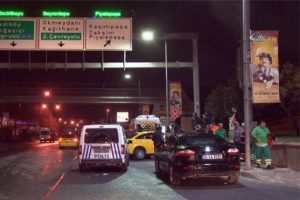 Ticari taksi park halindeki araca &ccedil;arptı: 1 yaralı
