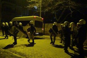 PKK sempatizanları polis taşladı