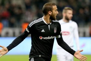 Cenk Tosun performansıyla Van Persie ve Cardozo gibi yıldızları solladı