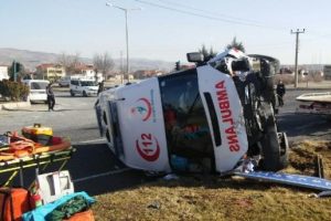 Otomobille ambulans &ccedil;arpıştı: 5 yaralı