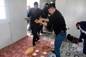 Silopi'de g&ouml;rev yapan polislere ev yemeği ikramı