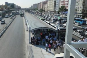 Metrob&uuml;ste oturmak isteyen &ccedil;ift bilet alacak!