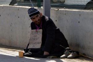 Engelli dilenci polisi g&ouml;r&uuml;nce iyileşti