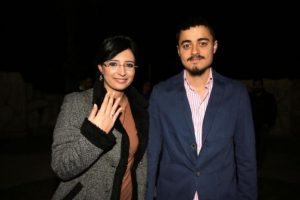 Evlilik programlarıyla dalga ge&ccedil;erek evlilik teklifi yaptı