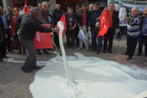 Kilolarca s&uuml;t&uuml; sokağa d&ouml;kt&uuml;ler