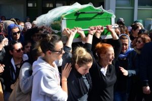 T&uuml;rkan, kadınların omuzlarında son yolculuğuna uğurlandı