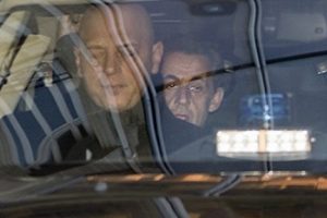 Sarkozy se&ccedil;im kampanyasında usuls&uuml;zl&uuml;kten ifade verdi