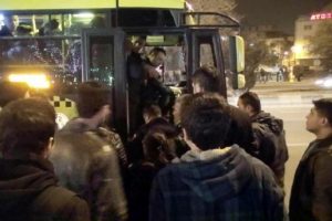 Halk otob&uuml;s&uuml;ne binemeyince şof&ouml;rle tartışan polise tepki
