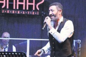 Altun şarkısı eşliğinde evlilik teklifleri...