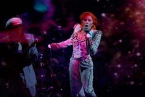 Lady Gaga, Grammy'de David Bowie oldu!