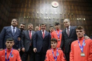 Başbakan Davutoğlu şampiyon sporcularla bir araya geldi